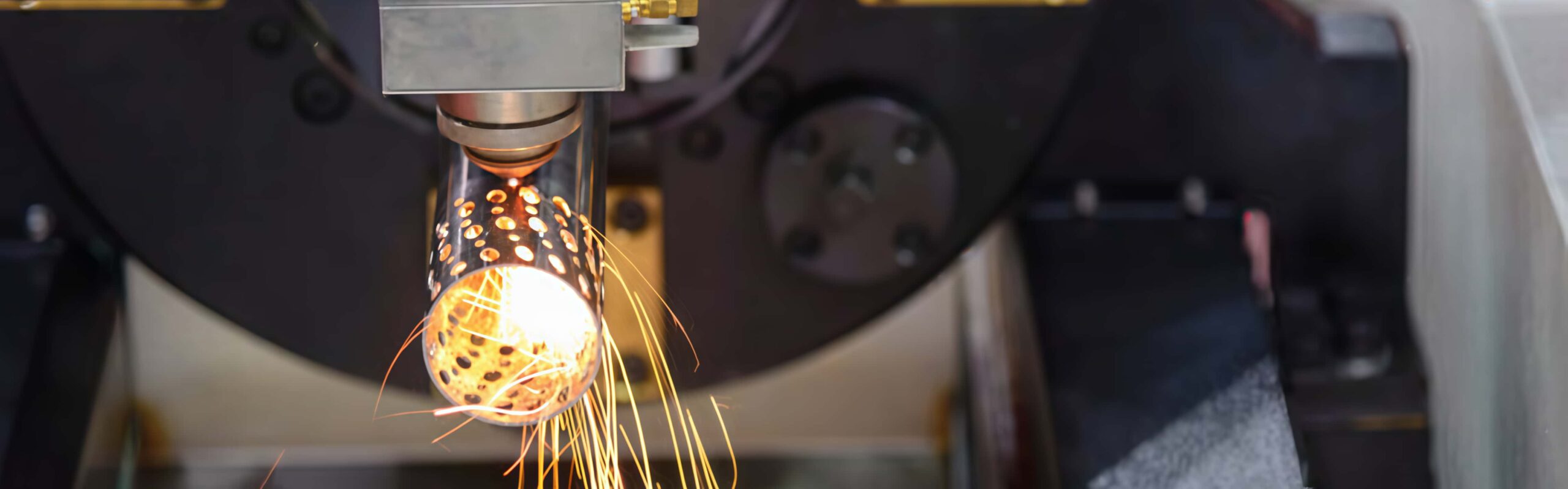 the fiber laser machine cutting the stainless pipe.